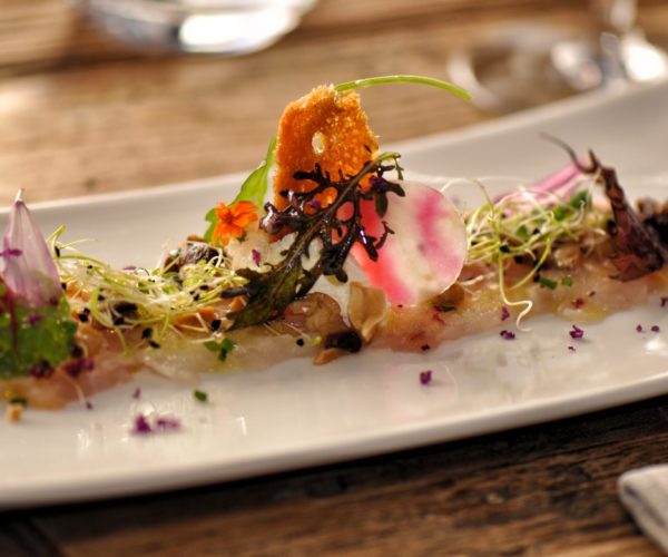Entrée froide, salede composée à l'aspect design au restaurant la Table de Trois à Bordeaux