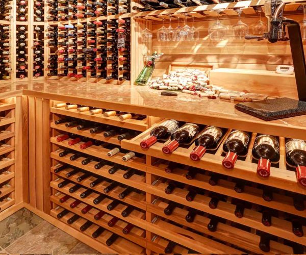 La belle cave à vin remplie et lumineuse de la Table de Trois, restaurant à Bordeaux