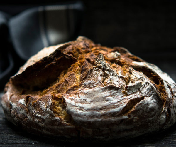 Miche de pain croustillante saupoudrée de farine du restaurant La Table de 3 à Bordeaux