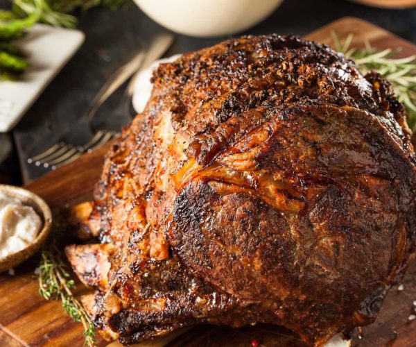Une belle pièce de rosbif parfaitement grillée, plat du restaurant la Table de Trois à Bordeaux