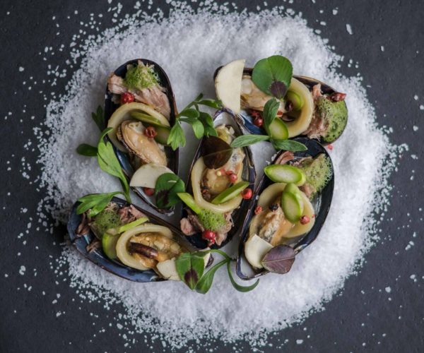 Salade de moules fraiches et ses touches de verdures. Un plat du restaurant La Table de 3 à Bordeaux