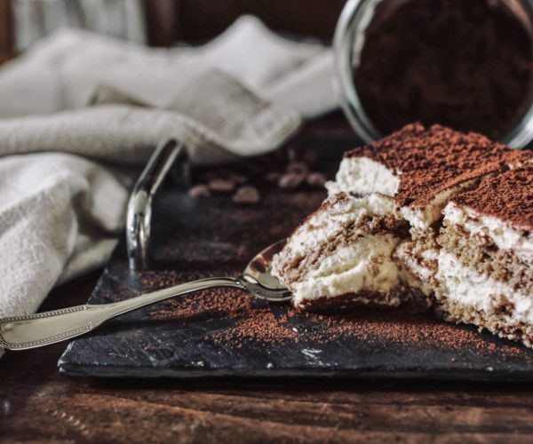 Un délicieux Tiramisu au chocolat sur son assiette d'ardoise au retaurant la table de 3 à Bordeaux