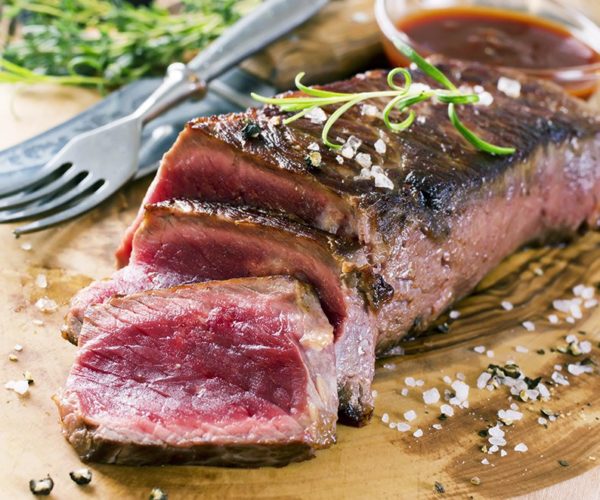 Tataki de viande rouge délicatement coupé en tranche au restaurant La Table de 3 à Bordeaux